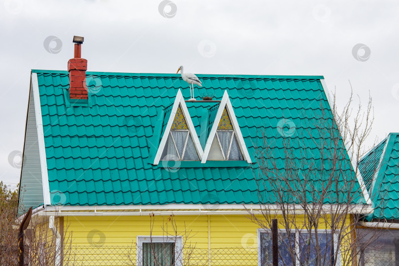 Скачать Загородный дом с крышей, покрытой металлочерепицей фотосток Ozero