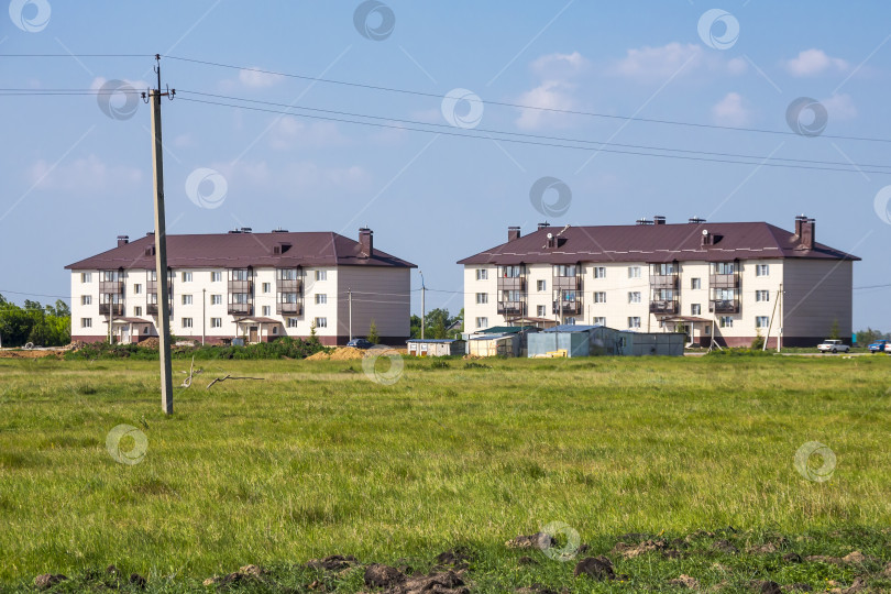 Скачать Новый современный трехэтажный жилой дом на окраине села Моршанское Новосибирской области в России фотосток Ozero
