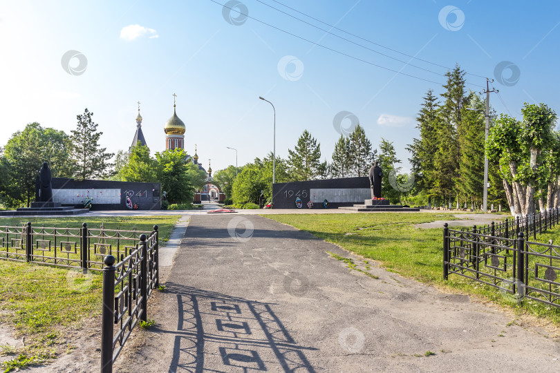 Скачать Мемориал и аллея славы городу Каргат, погибшему во время Второй мировой войны 1941-1945 годов, на фоне православной церкви фотосток Ozero