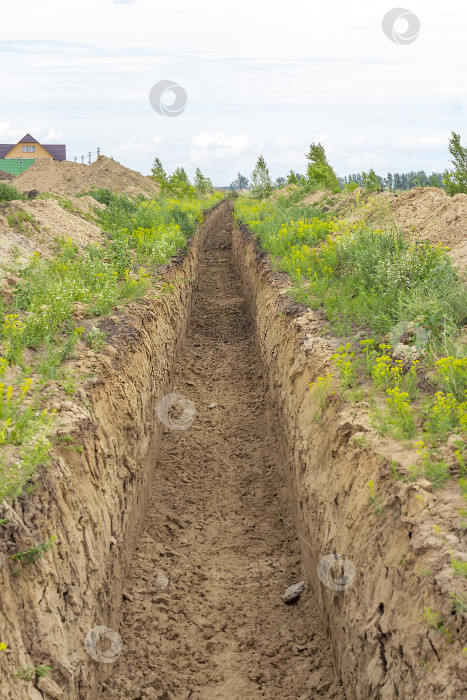 Скачать Траншея. Земляные работы по прокладке водопровода фотосток Ozero