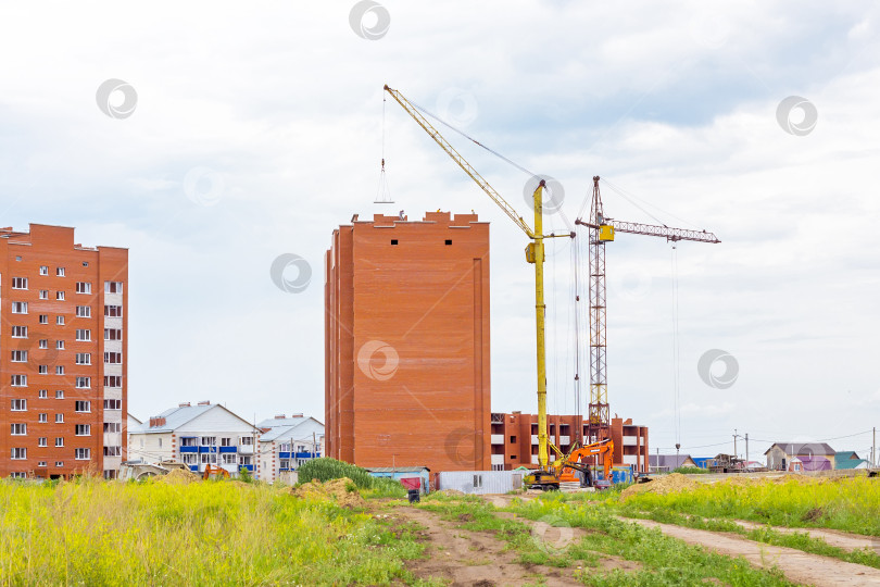 Скачать Строительство многоквартирных домов из кирпича на окраине города фотосток Ozero