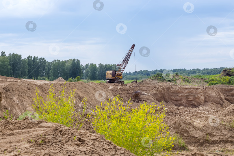 Скачать Карьер по разработке глины для производства кирпича фотосток Ozero