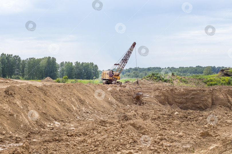 Скачать Карьер по разработке глины для производства кирпича фотосток Ozero