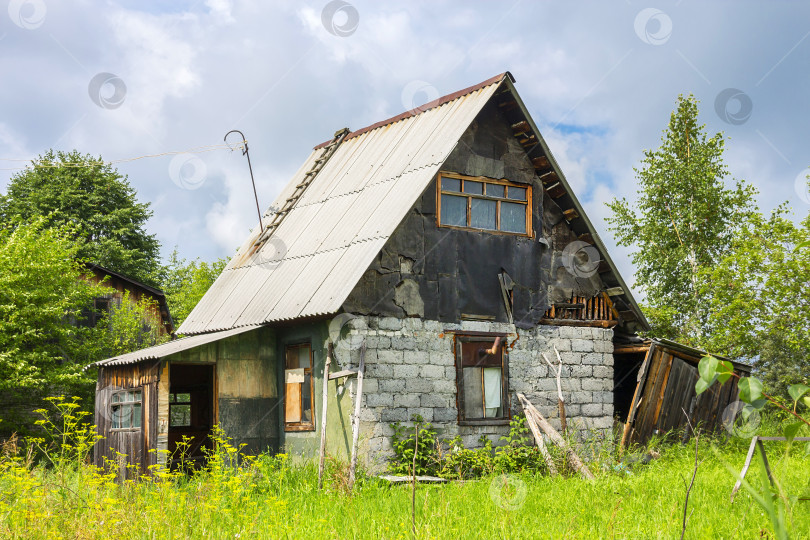 Скачать Дачный участок с домом, построенным во времена Советского Союза фотосток Ozero