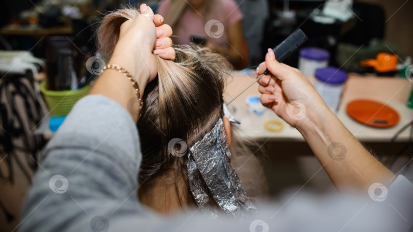 Скачать Работа парикмахера крупным планом. Парикмахер, окрашивающий светлые волосы, концепция женской красоты. фотосток Ozero