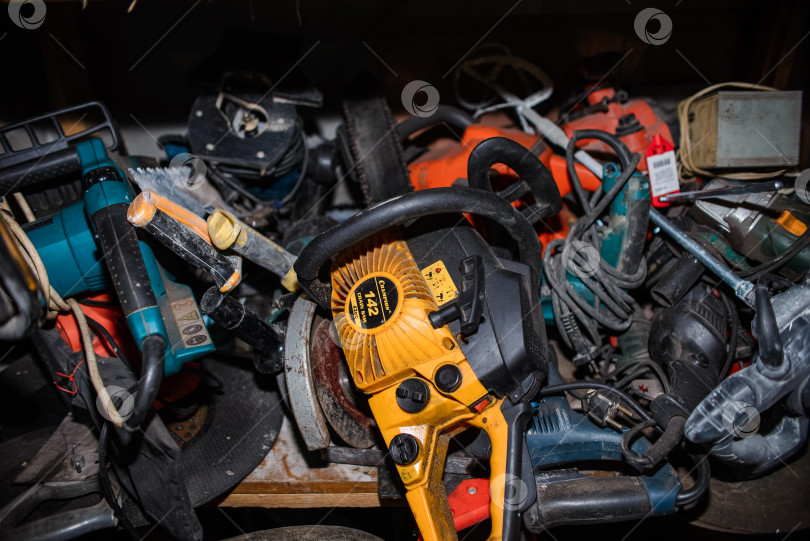 Скачать Группа профессиональных электроинструментов в грязном гараже. фотосток Ozero