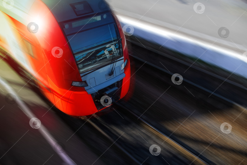 Скачать Современный скоростной поезд в движении, крупный план, копировальное пространство. размытость фотосток Ozero