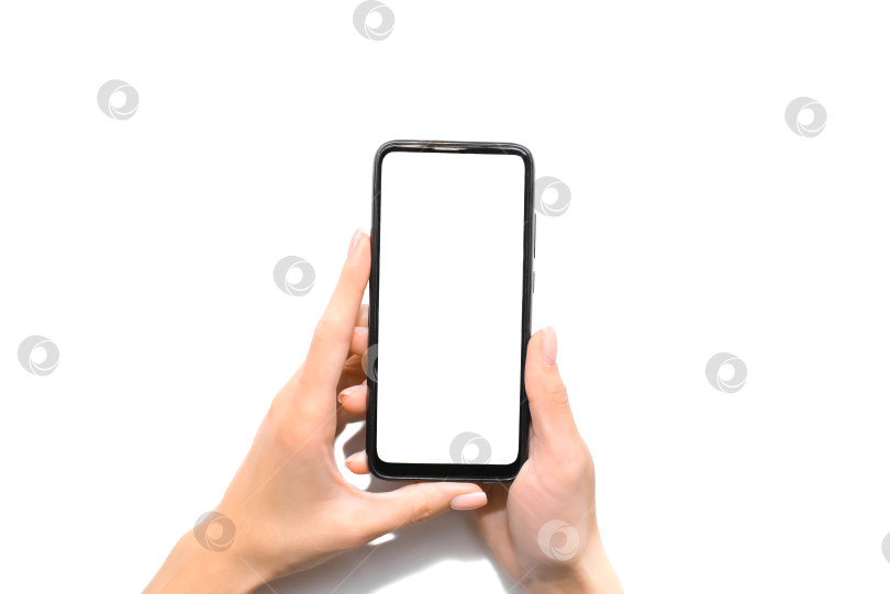 Скачать Женщина держит в руках телефон с пустым белым экраном. Место для вашего текста, сообщения, информации. Изолированный на белом фоне фотосток Ozero