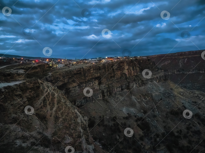 Скачать Вечерний вид на горное село Хунзах в Дагестане. Россия. фотосток Ozero