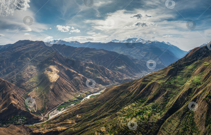 Скачать Удивительный весенний пейзаж с силуэтами больших скалистых гор фотосток Ozero