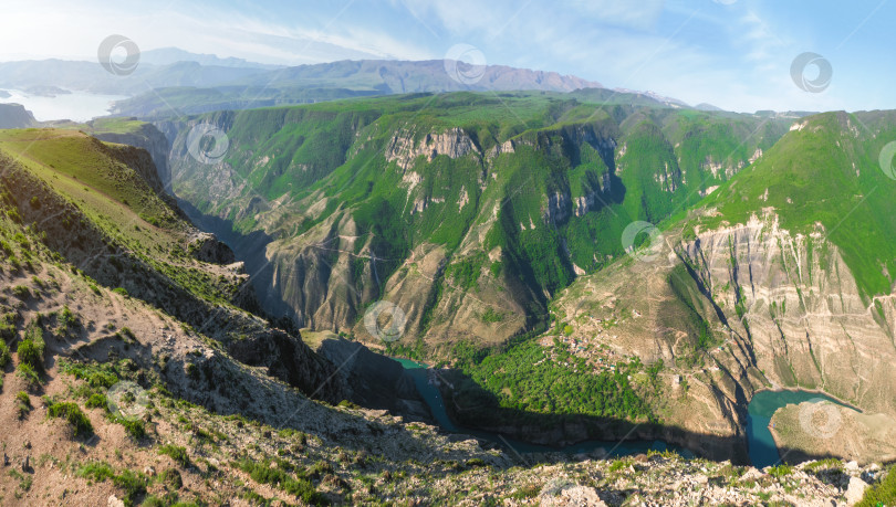 Скачать Потрясающий панорамный вид на огромный Сулакский каньон весной. Путешествие по Республике Дагестан, Россия фотосток Ozero