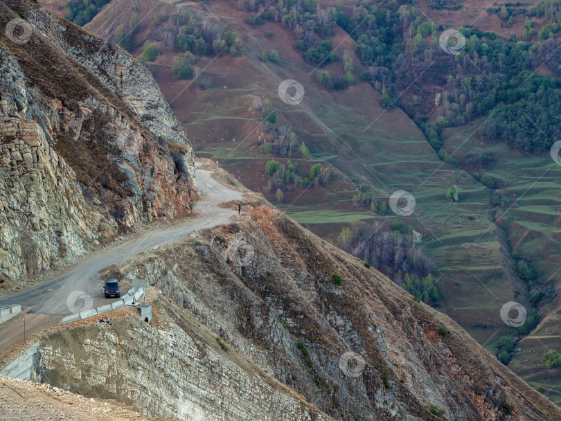 Скачать Опасная узкая горная дорога со скалами. фотосток Ozero