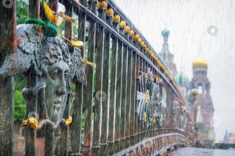 Скачать Дождливый день с видом на Санкт-Петербург. Концепция изменения климата. фотосток Ozero