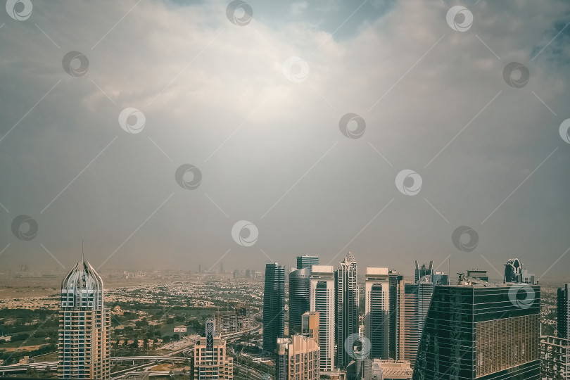 Скачать Прекрасный городской пейзаж Дубая. Послеполуденный вид на город Дубай. фотосток Ozero