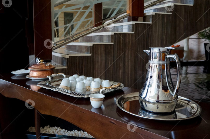 Скачать Украшенный столик с арабским кофе. Арабский кофе в отеле в подарок отдыхающим туристам. Дубай. фотосток Ozero