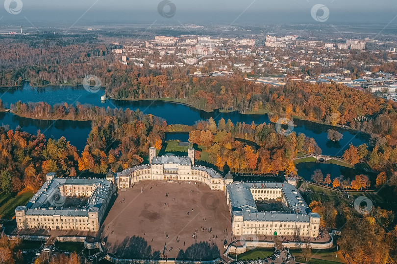 Скачать Вид на Большой Гатчинский дворец и парк с воздуха. фотосток Ozero