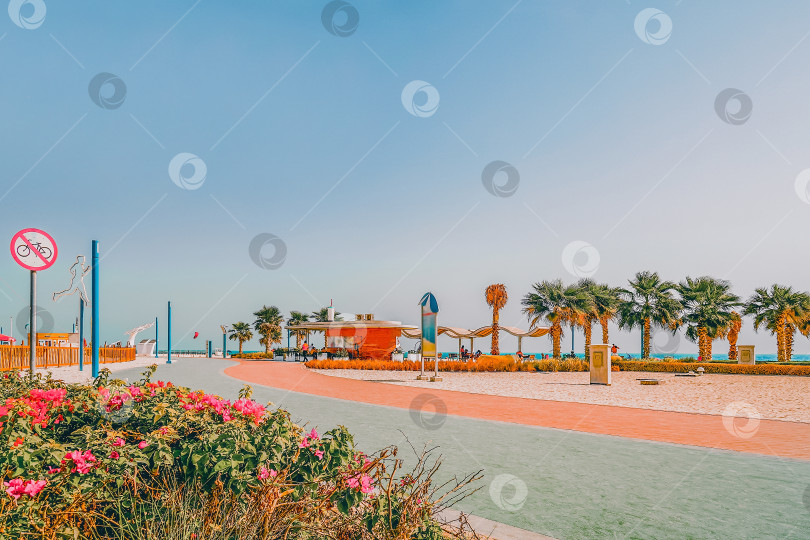 Скачать Беговые дорожки на пляже в Дубае. Дорога для занятий спортом, бега трусцой, фотосток Ozero