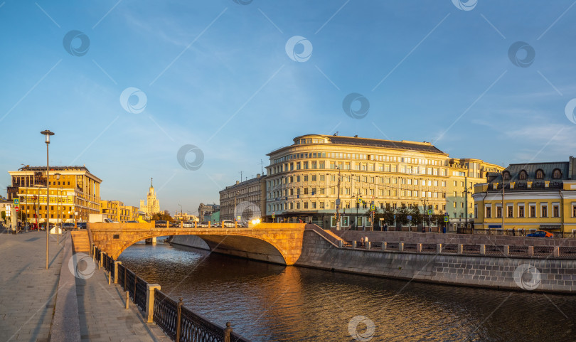 Скачать Панорамный вид на Малый Москворецкий мост, Москва. фотосток Ozero