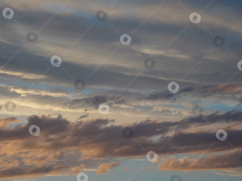 Скачать Драматический закат с небом сумеречного цвета и облаками. Абстрактная композиция природы фотосток Ozero