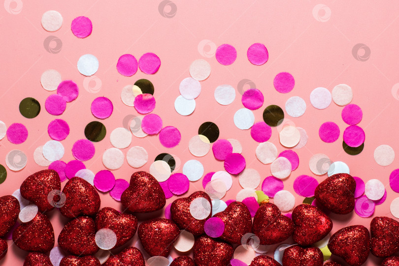 Скачать рамка. пустая открытка на день святого Валентина. на розовом фоне конфетти и красные сердечки. забавные поздравления. Плоское положение, вид сверху. красные блестящие сердечки фотосток Ozero