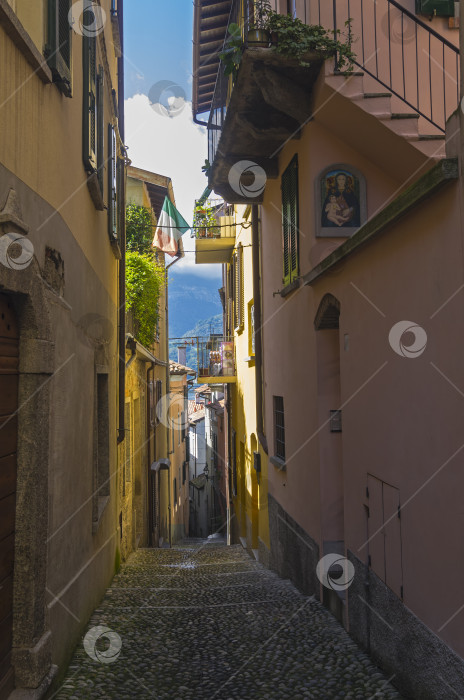 Скачать Узкая улочка в маленьком итальянском городке фотосток Ozero