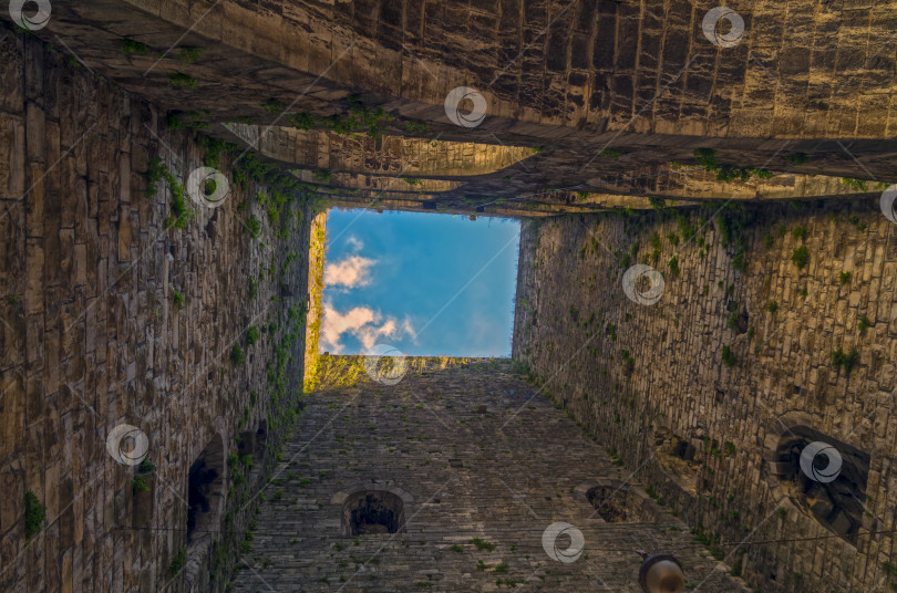 Скачать Вид с подножия средневековой башни. фотосток Ozero