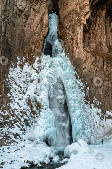 Скачать Зимний водопад Каракая-Су фотосток Ozero