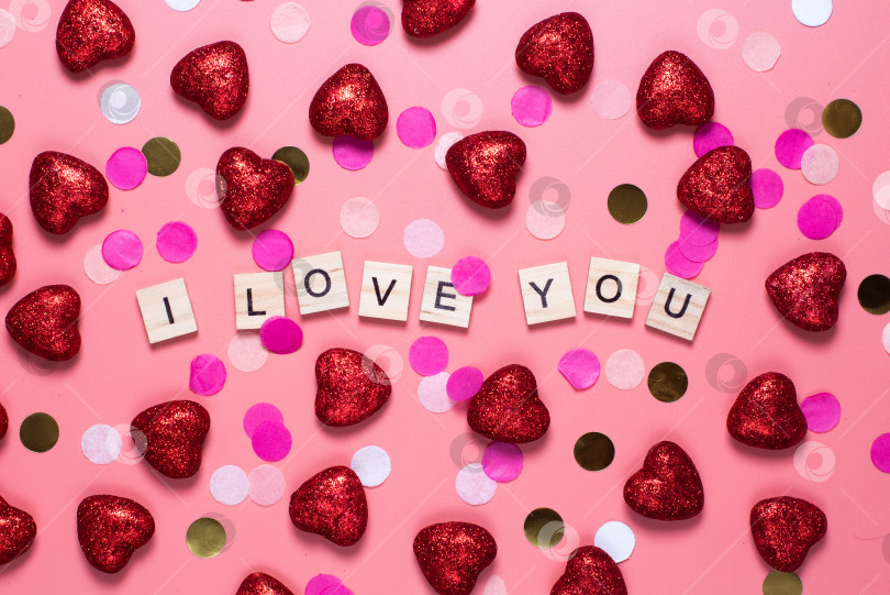 Скачать открытка на день святого Валентина. на розовом фоне деревянными буквами выложено "Я люблю тебя". забавные поздравления. Плоское положение, вид сверху фотосток Ozero