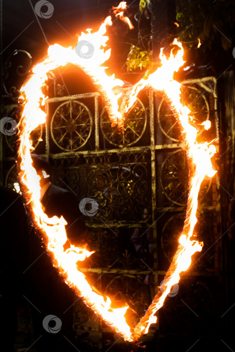 Скачать огненное сердце светится красным пламенем ночью. день святого Валентина и символ любви фотосток Ozero