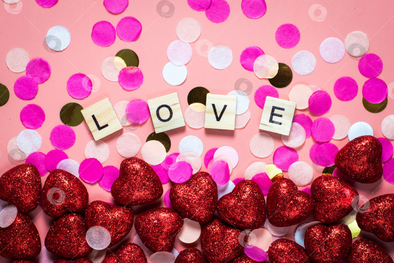Скачать открытка на день святого Валентина. на розовом фоне деревянные буквы, выложенные любовью. забавные поздравления. Плоское положение, вид сверху фотосток Ozero