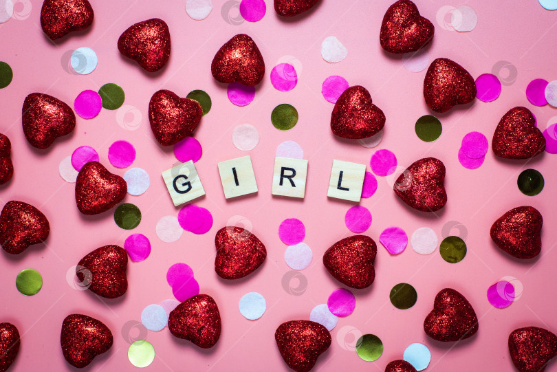 Скачать открытка на день святого Валентина. на розовом фоне деревянными буквами выложена девушка. забавные поздравления. Плоское положение, вид сверху фотосток Ozero