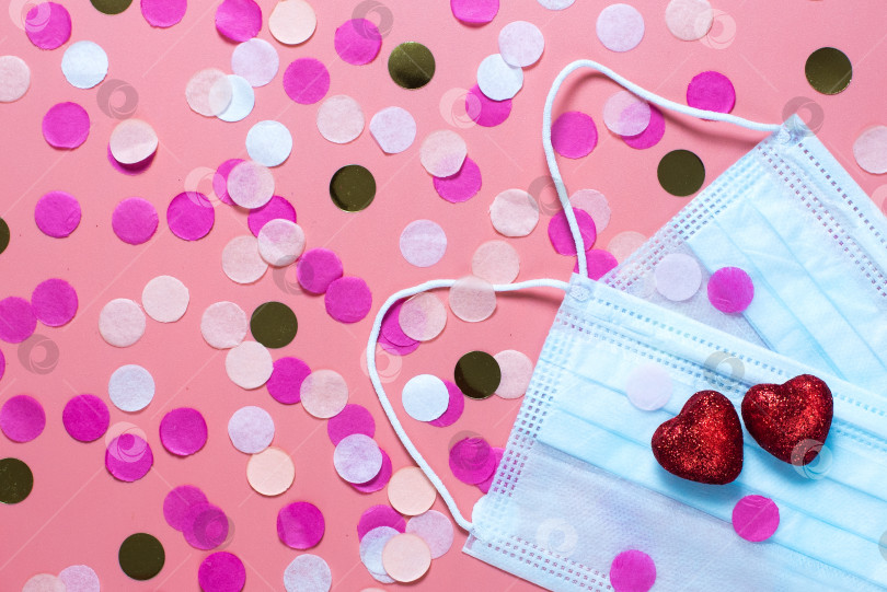 Скачать открытка на день святого Валентина. на розовом фоне медицинские маски и два красных сердца. забавные поздравления. Плоское положение, вид сверху фотосток Ozero