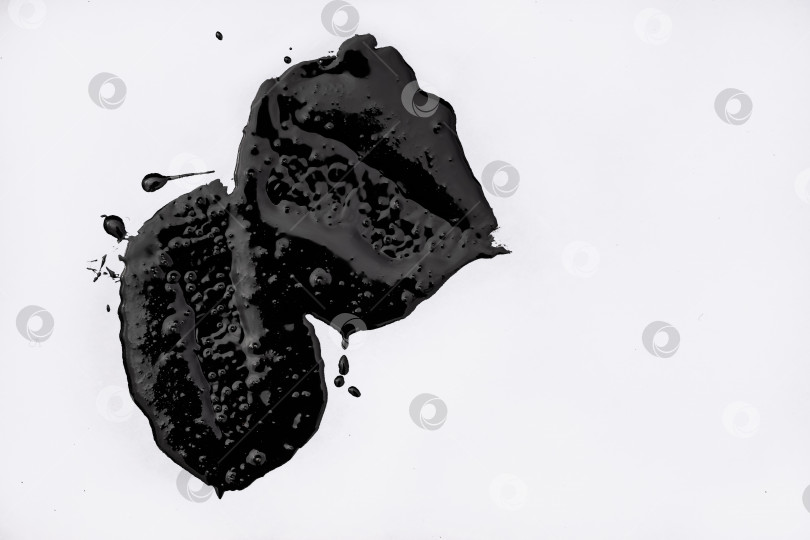 Скачать брызги черных чернил. черное пятно на белом фоне. абстракция на тему кузнечного дела фотосток Ozero