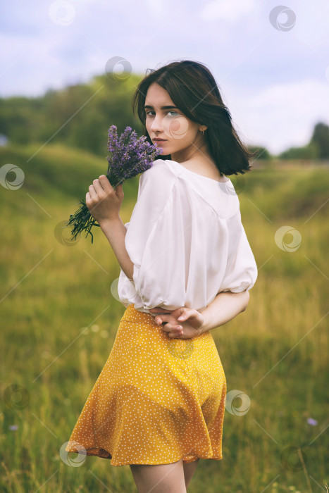 Скачать Портрет молодой красивой девушки с букетом лаванды фотосток Ozero