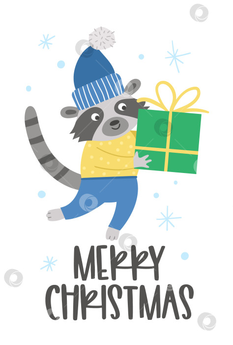 Скачать Векторный енот в шляпе и свитере с подарком и снежинками. Симпатичная иллюстрация зимнего животного. Забавный дизайн рождественской открытки. Новогодний принт с улыбающимся персонажем фотосток Ozero