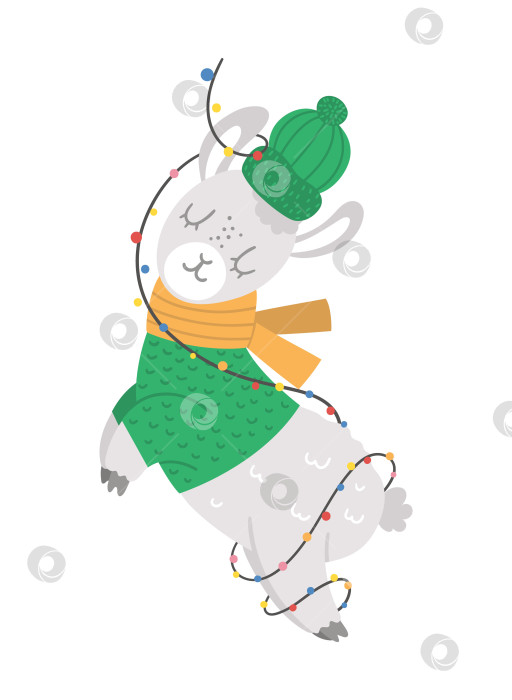 Скачать Векторная лама в зеленой шляпе, шарфе и свитере, обернутая гирляндой. Симпатичная иллюстрация зимнего животного. Забавный дизайн рождественской открытки. Новогодний принт с улыбающимся персонажем фотосток Ozero