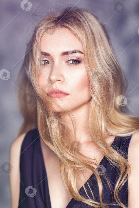 Скачать Портрет молодой красивой девушки с задумчивым взглядом фотосток Ozero