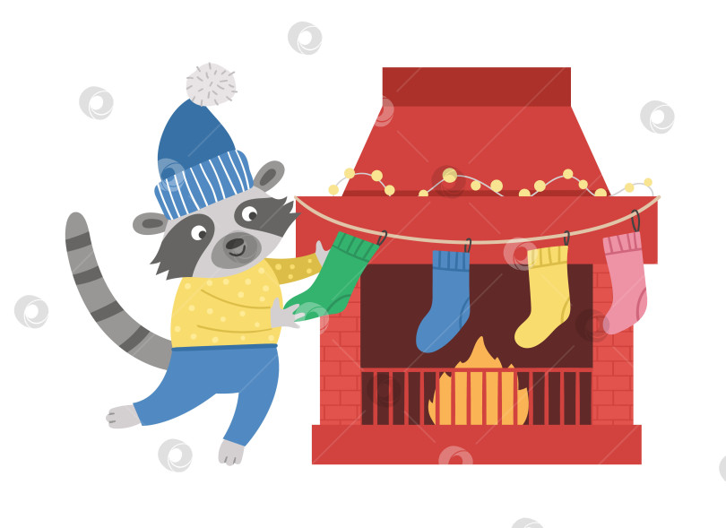 Скачать Милая сцена подготовки к Рождеству с енотом в шляпе и свитере, чулках и дымоходе. Зимняя иллюстрация с животным и камином. Забавный дизайн открытки. Новогодний принт с улыбающимся персонажем фотосток Ozero