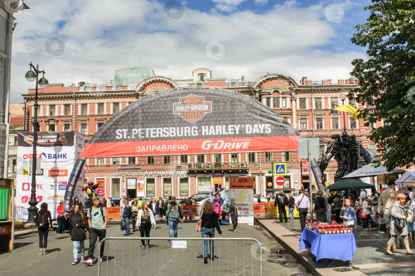 Скачать Вход на автофестиваль Harley Davidson Motor Festival. фотосток Ozero