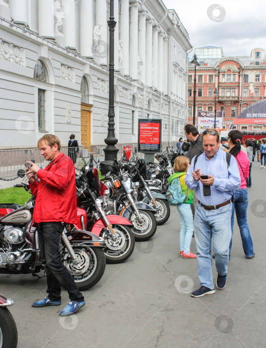 Скачать Люди фотографируют мотоциклы. фотосток Ozero