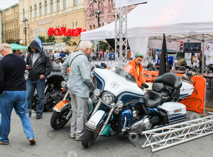 Скачать Пожилая пара у мотоцикла. фотосток Ozero