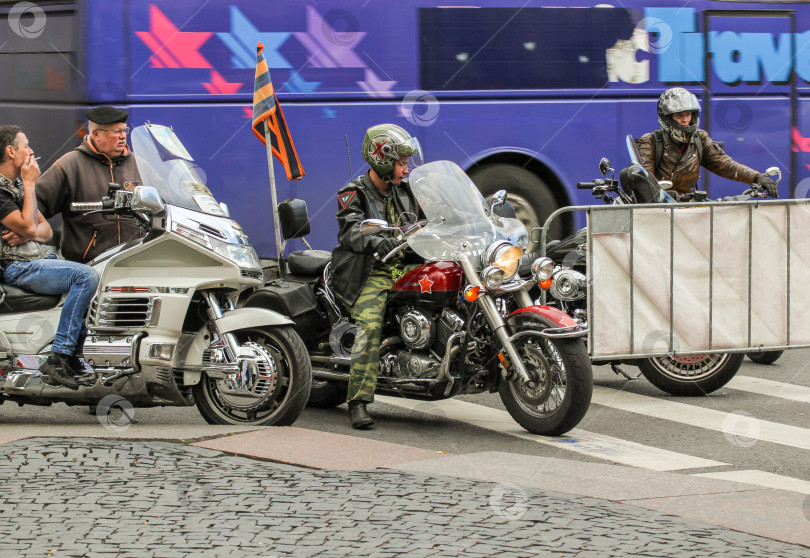 Скачать Мотоциклисты на улице. фотосток Ozero