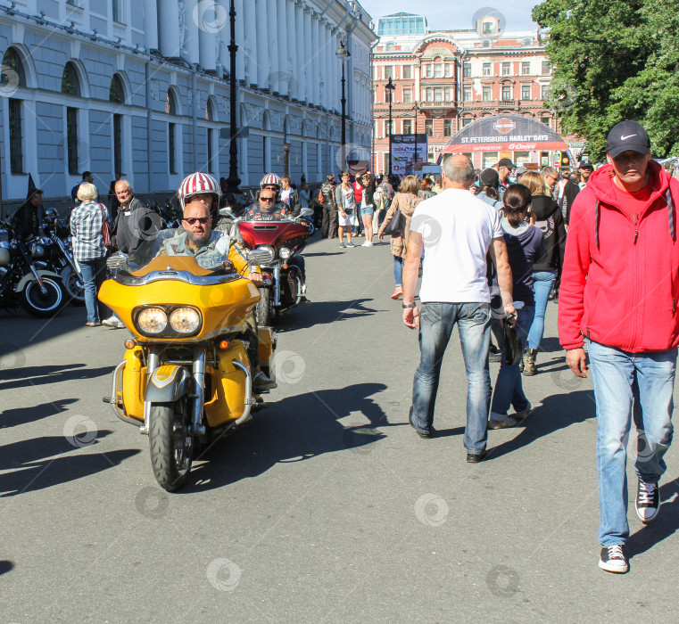 Скачать Подъезжает пара байкеров. фотосток Ozero