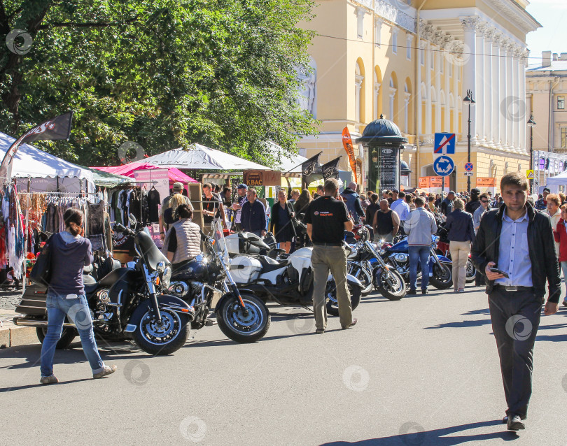 Скачать Люди на отдыхе байкеров. фотосток Ozero