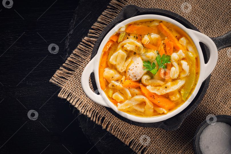 Скачать Русский домашний куриный суп с лапшой и овощами в белой тарелке на черном фоне фотосток Ozero