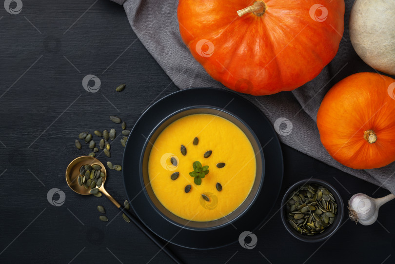 Скачать Вегетарианский осенний тыквенный крем-суп с семечками. Вид сверху с пространством для копирования фотосток Ozero