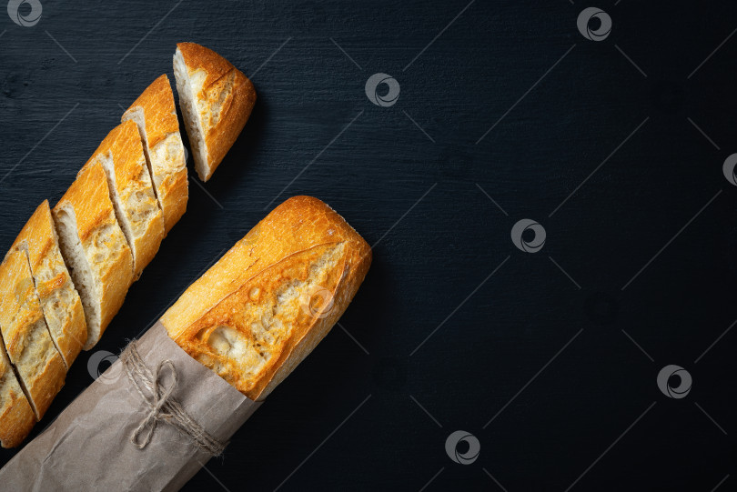 Скачать Нарезанный хлеб на столе из темного камня. Вид сверху с пространством для копирования фотосток Ozero