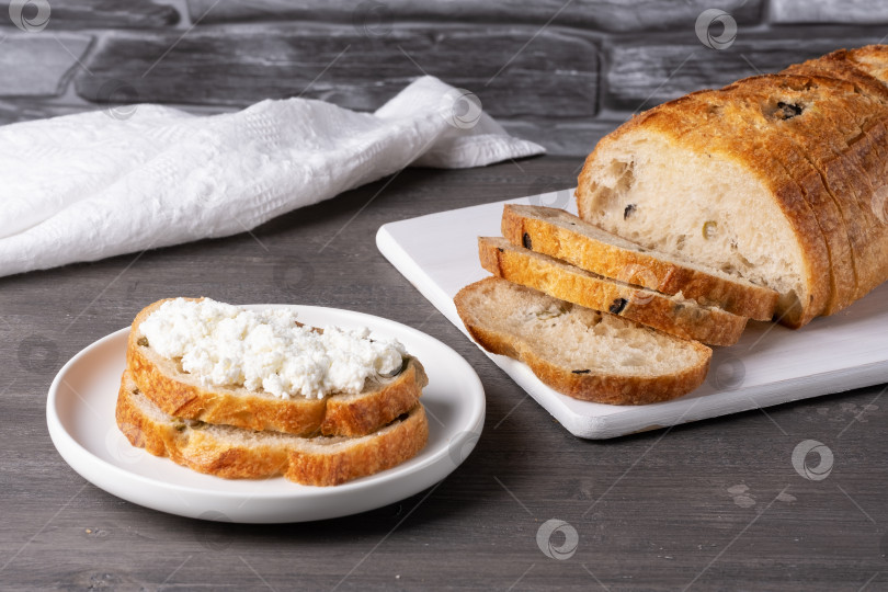 Скачать Бутерброды с творогом и хлебом с оливками на сером столе фотосток Ozero