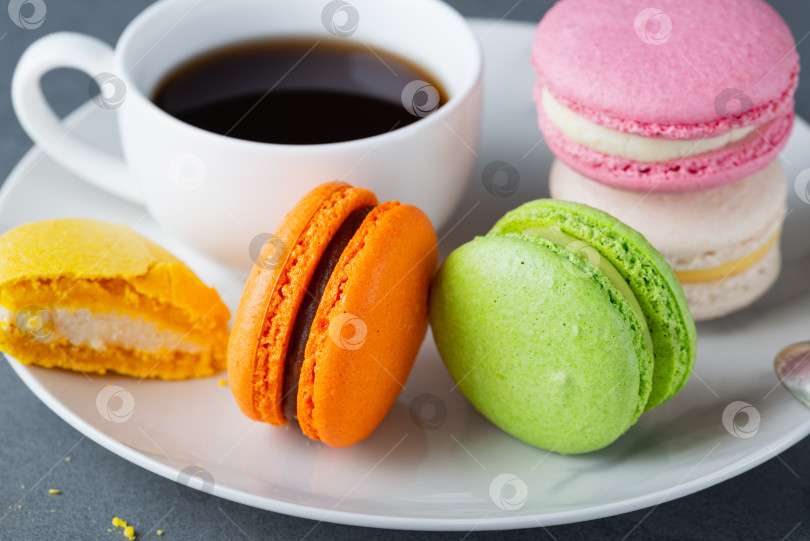 Скачать Французское цветное миндальное печенье с белой чашкой кофе фотосток Ozero