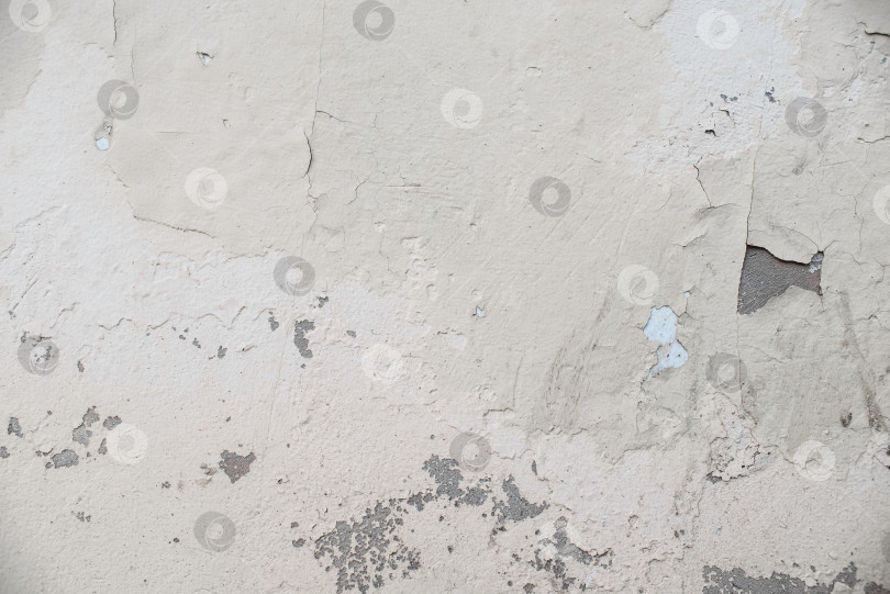 Скачать Текстура бетонной белой стены с потрескавшейся краской. Фон с гранжевой текстурой фотосток Ozero